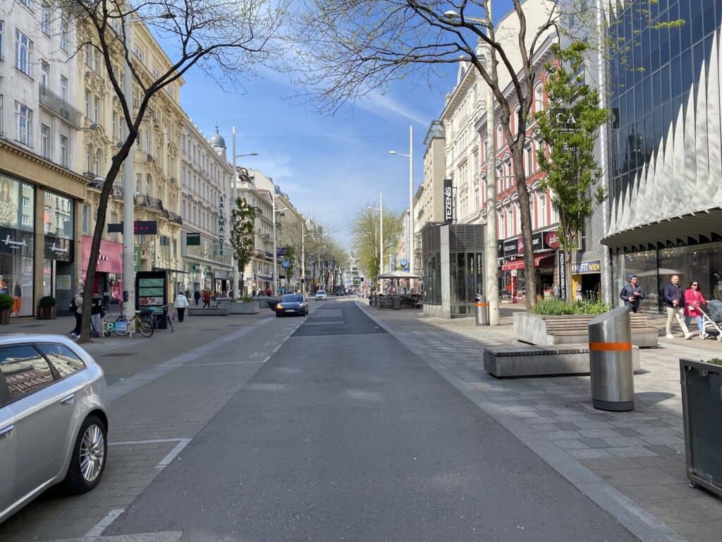 De Mariahilferstraße is de langste en populairste winkelstraat van Wenen