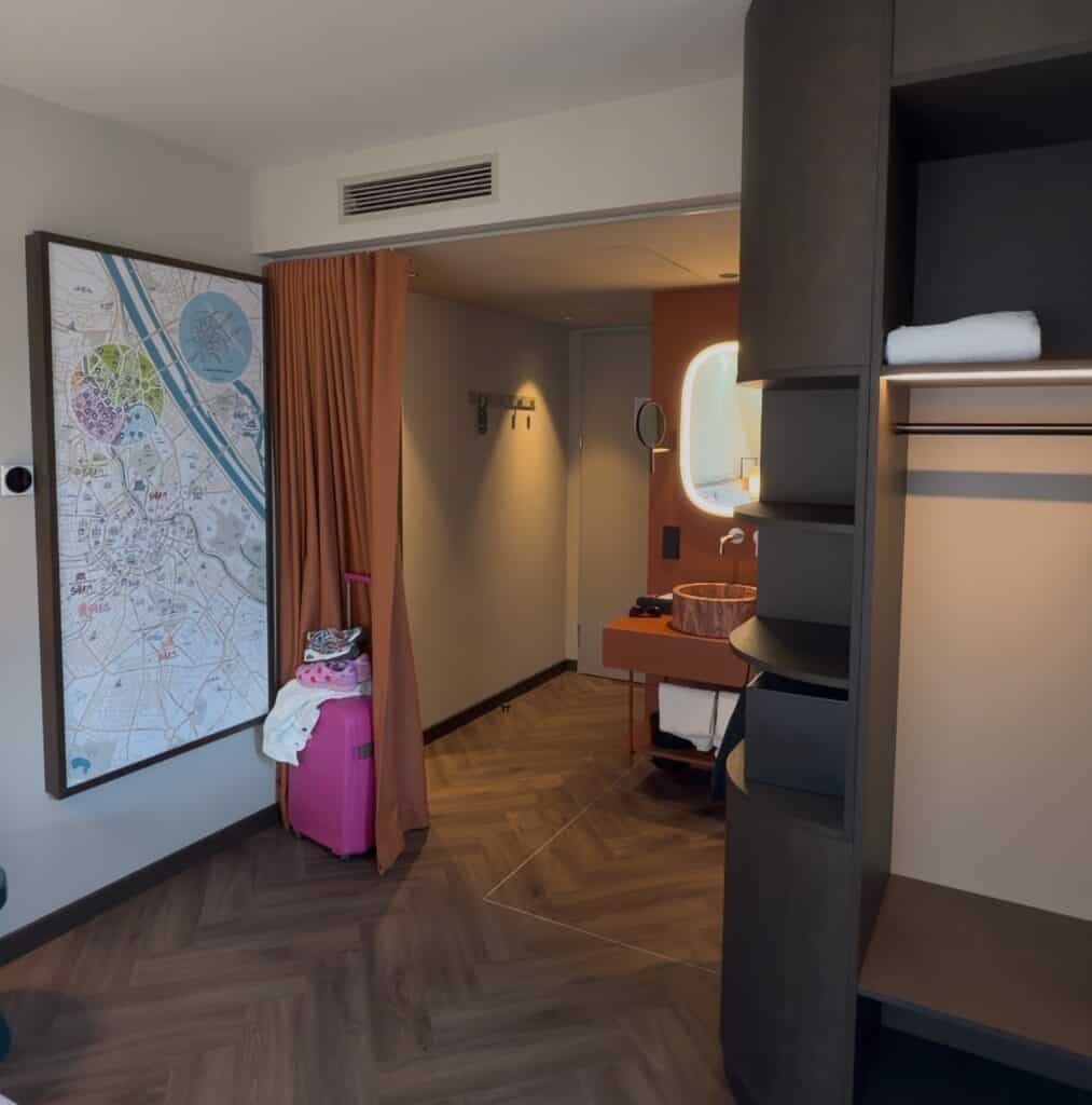 Ingang van de smart city kamer met de ggantisch grote kaart van Wenen, handig om te navigeren