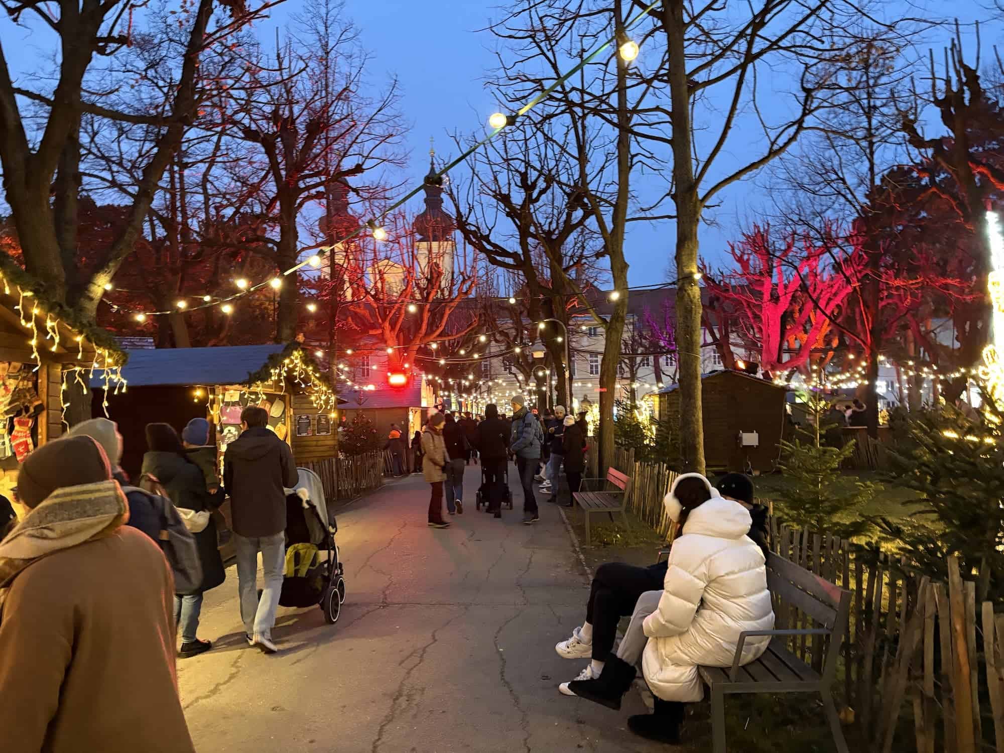 Kerstmarkt bij het oude ziekenhuis of de universiteitscampus, minder massaal gezellig.
