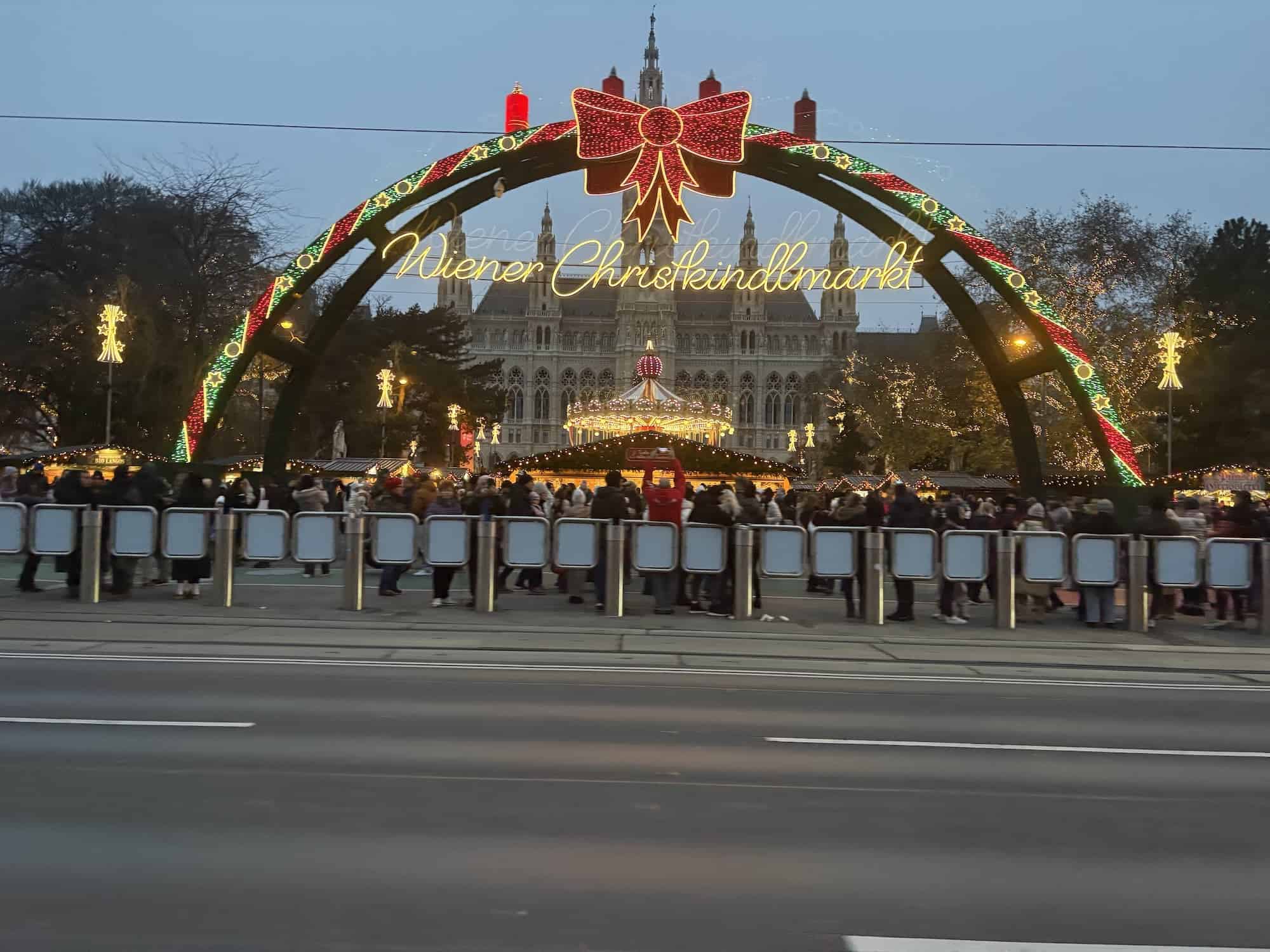 Kerstmarkt bij het Rathaus in Wenen, één van de grootste en drukste van de stad.