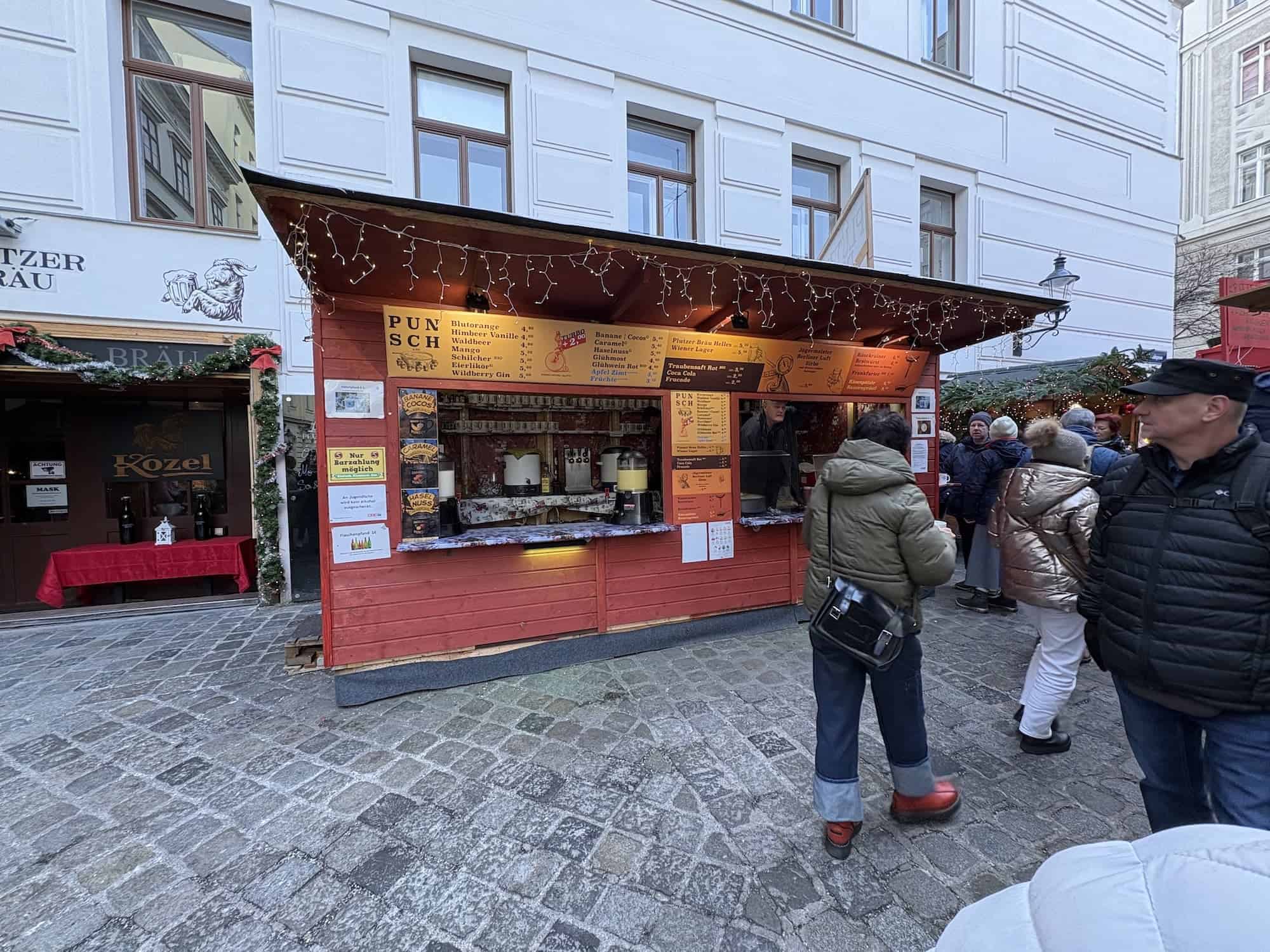 de leuke kraampjes en stalletjes wijken in Spittelberg af van het standaard kerstmarkt aanbod in Wenen.  Hier tref je vooral veel handwerk aan.