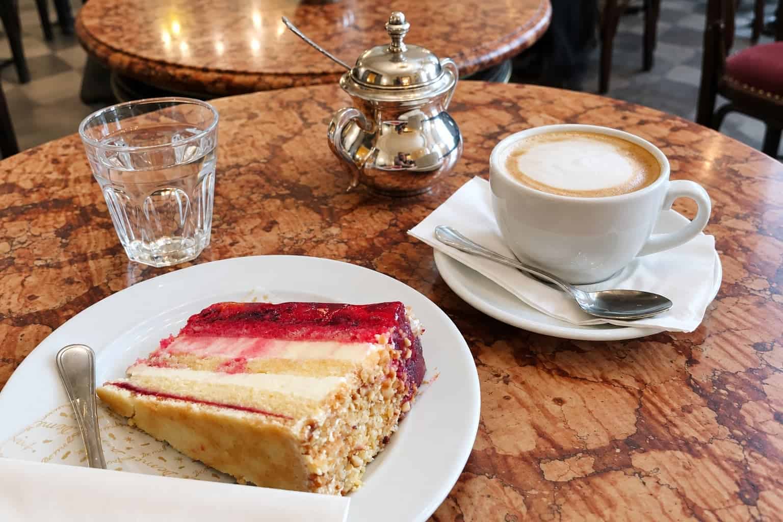 een wiener melange met heerlijke taart in een traditioneel weens koffiehuis hoort er bij.