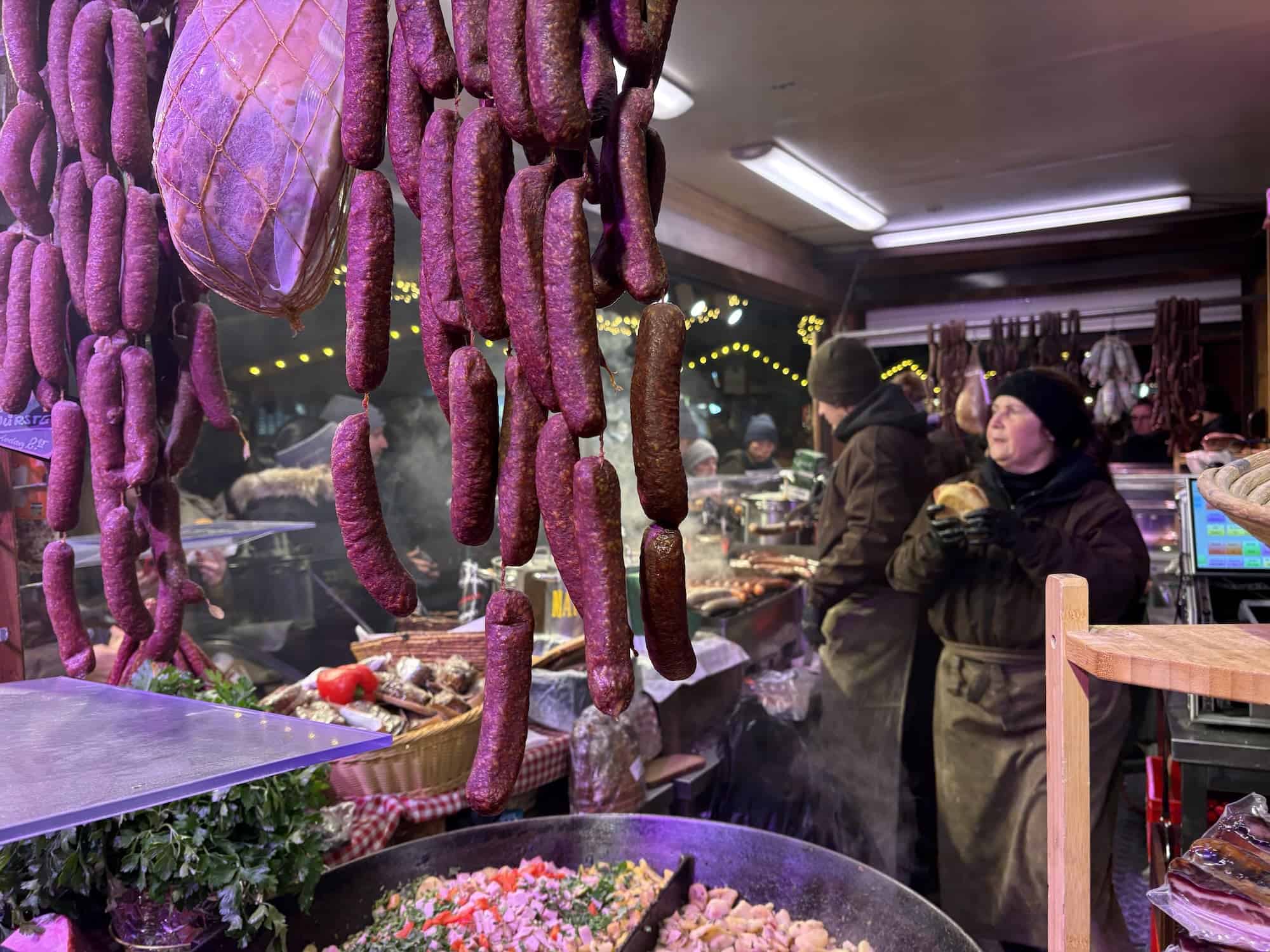 eten en drinken op de kerstmarkt am hof