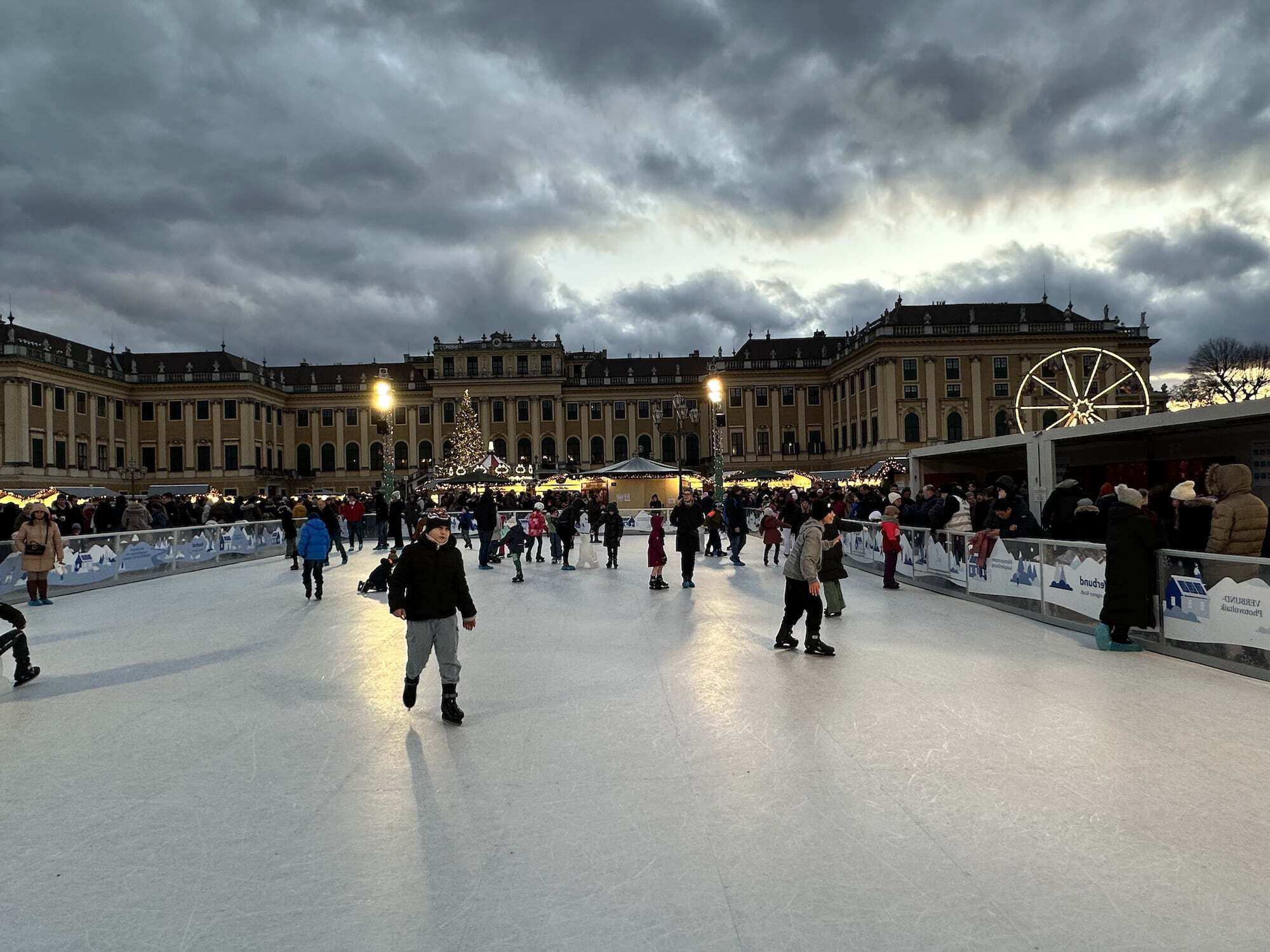 Kerstmarkt Schloss Schönbrunn schaatsen op de kunstijsbaan