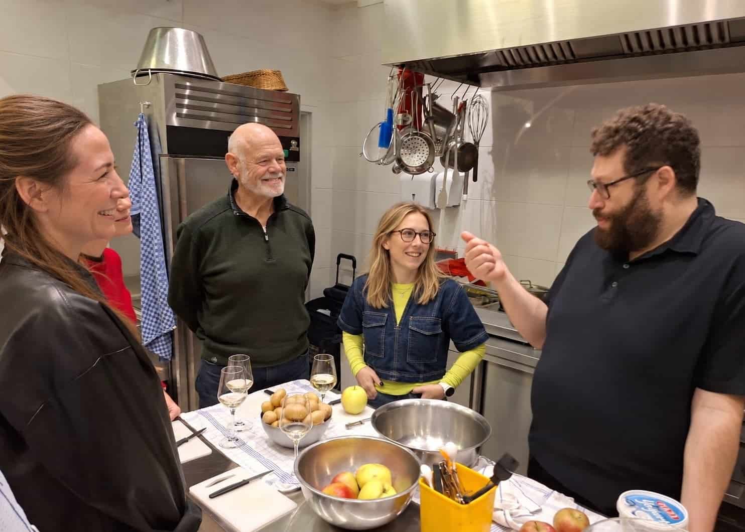 Bij chef Nabiel keer je schnitzels bakken, Apfelstrudel bakken en maak je de lekkerste kaiserschmarrn